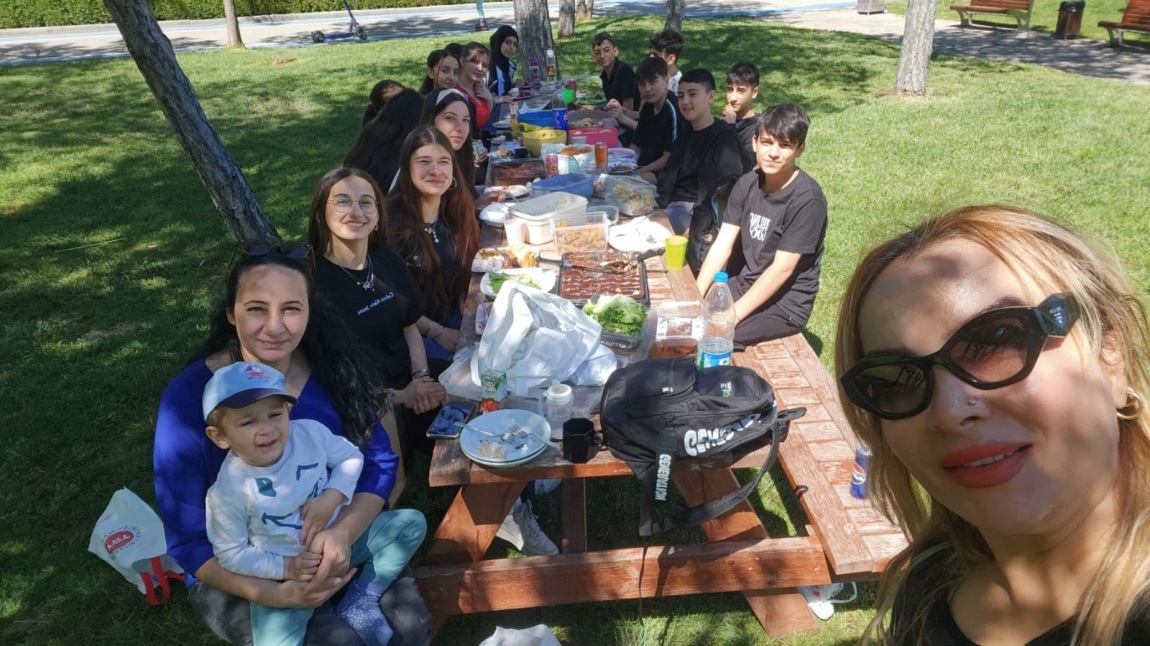8C ve 8AC SINIFI ÖĞRENCİLERİMİZ GAZİ PARKI PİKNİK GEZİSİ YAPTI...
